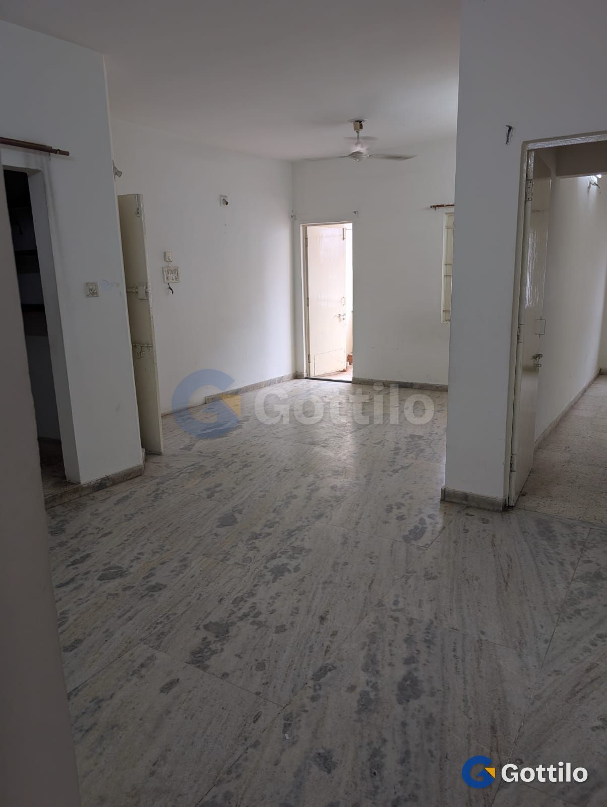 Unfurnished 2 BHK Apartment for rent in Naranpura — photo 1