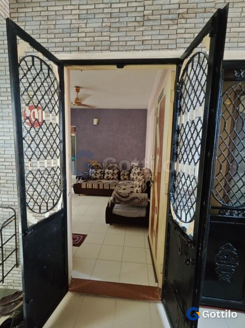 Fully furnished 2 BHK Apartment for sale in Chanakyapuri — photo 1
